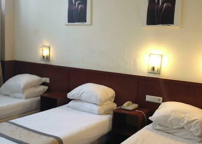 Szálloda De Paris 3*